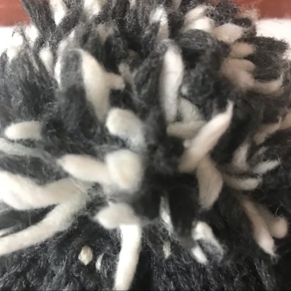 ❤️SOLD❤️MONCLER BEANIE 100% WOOL HAT POM POM LOGO BRAND - Picture 12 of 15